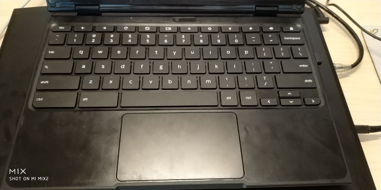 C面，键盘宣传是防泼溅的，手感还好，就是容易按错，带Chromebook特色功能键