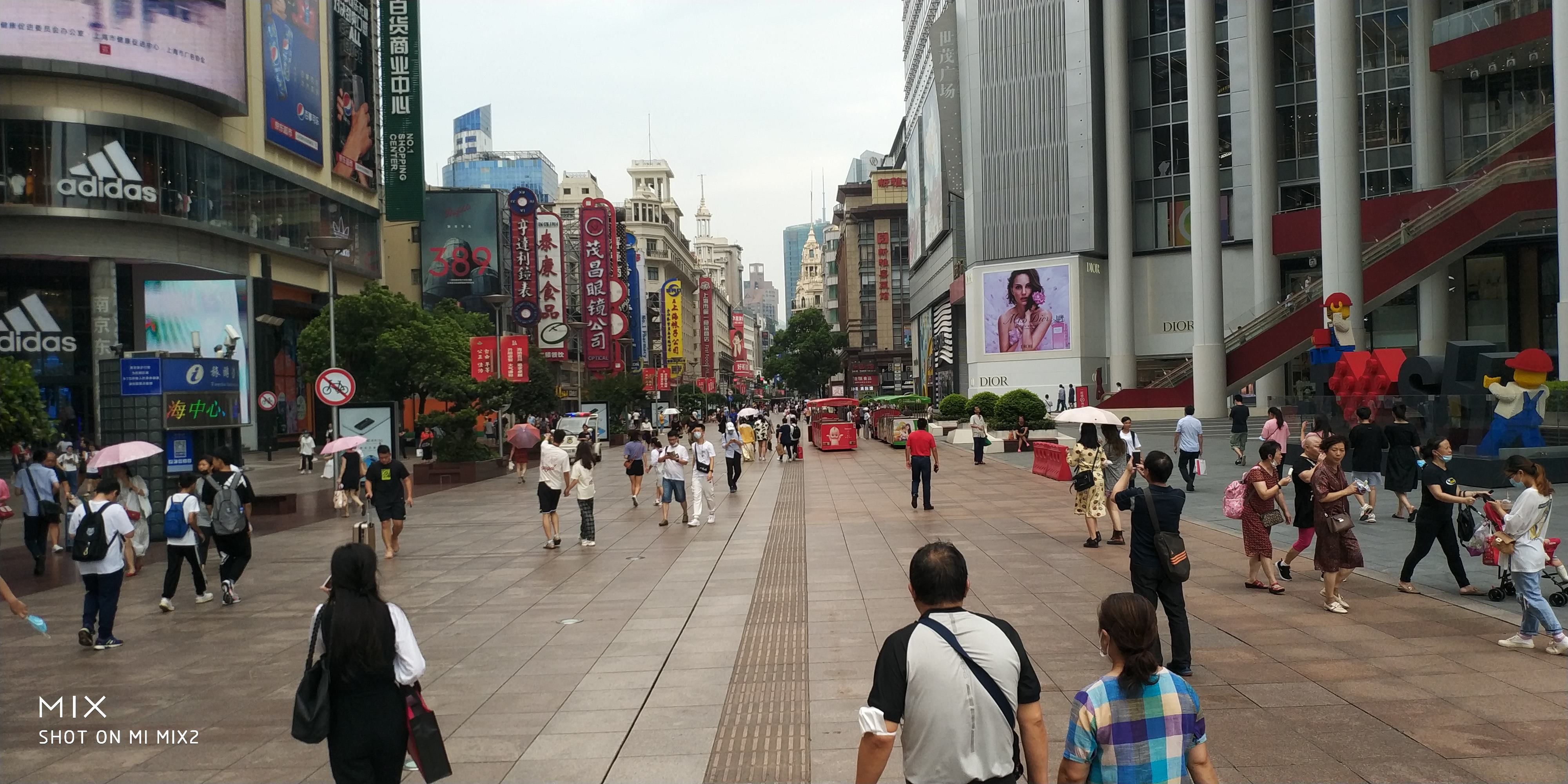 周一中午的南京路，人流量依然不少
